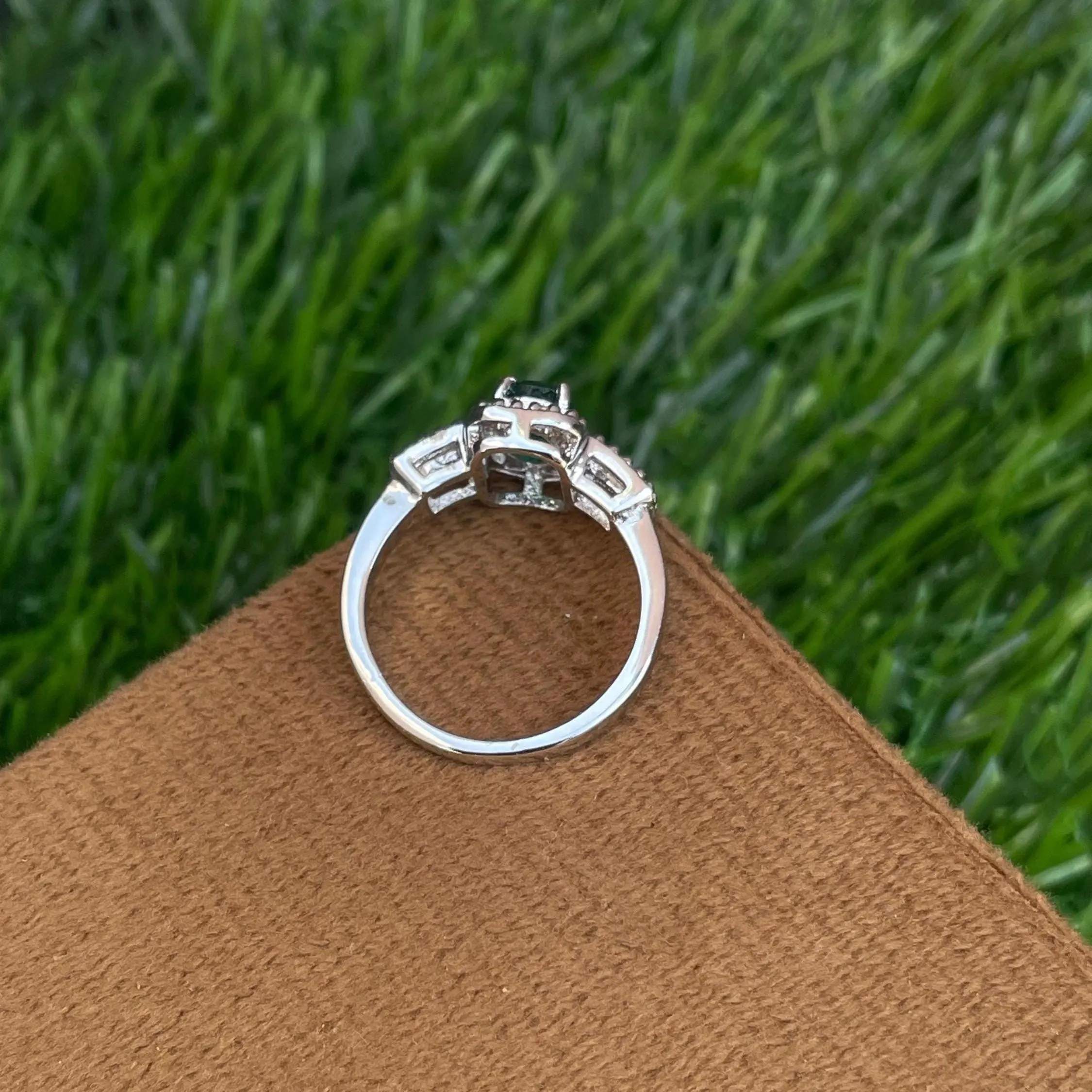 92.5 Sterling Silver Natural Zambian Emerald -Oval Green Gemstone -Elegant silver Ring - Vintage Style Everyday Ring - Minimalist Jewellery - Image 2