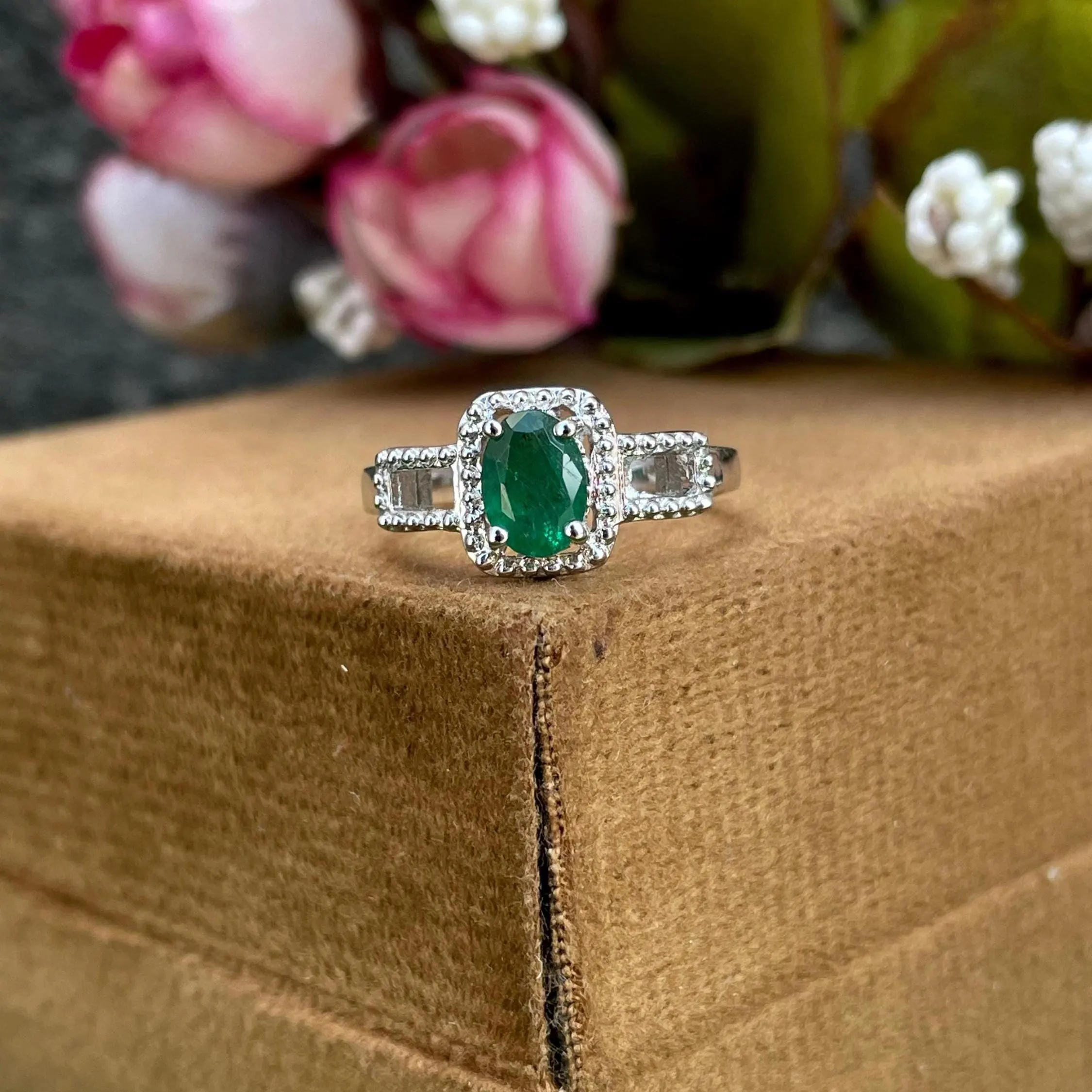 92.5 Sterling Silver Natural Zambian Emerald -Oval Green Gemstone -Elegant silver Ring - Vintage Style Everyday Ring - Minimalist Jewellery - Image 3